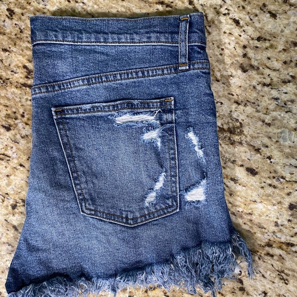 GAP Distressed Cutoff Shorts 32 3” Short - Picture 4 of 16